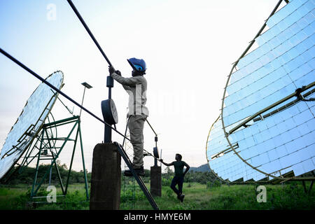 Le BURKINA FASO, Dano, fondation Dreyer, moulin à riz avec four solaire, la vapeur est produite par miroir parabolique pour traiter le paddy, travailleur qualifié travaillant au système de canalisation d'eau / BURKINA FASO, Dano, Stiftung Dreyer, Reismuehle Parabolspiegeln mit Solaranlage mit zur Dampferzeugung fuer Reisverarbeitung, Facharbeiter bei Arbeiten am Wasserrohrsystem Banque D'Images