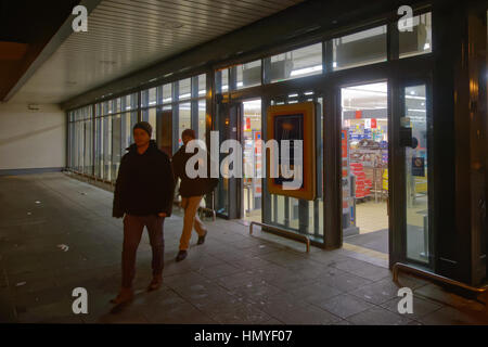 Plus tard dans la nuit d'Aldi shoppimg store en Ecosse Aldi Great Western Road 4 Knightscliffe Ville Avenue Glasgow Glasgow G13 2TG Banque D'Images