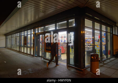 Plus tard dans la nuit d'Aldi shoppimg store en Ecosse Aldi Great Western Road 4 Knightscliffe Ville Avenue Glasgow Glasgow G13 2TG Banque D'Images