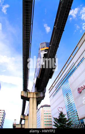 Tama Monorail voyageant à proximité du grand magasin Takashimaya à Tachikawa city Tokyo Japon Banque D'Images