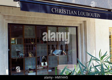 Monaco, Monte-Carlo dans la Côte d'Azur, France : vue de la fenêtre de magasinage de luxe Christian Louboutin, avec golden et sandales noires plus de détails Banque D'Images