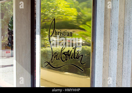 Monaco, Monte-Carlo dans la Côte d'Azur, France : vue de la fenêtre de magasinage de luxe Christian Louboutin, avec golden et sandales noires plus de détails Banque D'Images