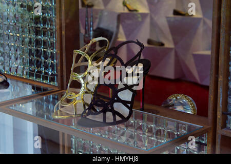 Monaco, Monte-Carlo dans la Côte d'Azur, France : vue de la fenêtre de magasinage de luxe Christian Louboutin, avec golden et sandales noires plus de détails Banque D'Images