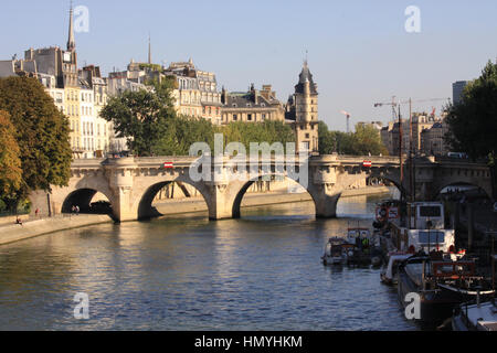 Passage pont neuf sur la Seine à Paris, France Banque D'Images