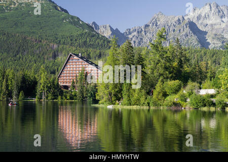 Le lac d'été dans le paysage des Hautes Tatras avec des réflexions sur l'eau et des montagnes en arrière-plan Banque D'Images