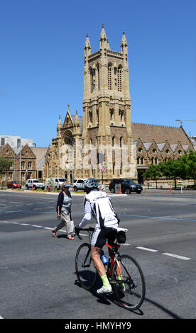 Randonnée à vélo par la Cathédrale de Saint François Xavier, à Adelaïde. Banque D'Images