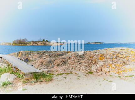 Passerelle en bois sur la côte de l'otu une île de la mer Baltique dans le sud de l'archipel de Stockholm, Suède, Scandinavie Banque D'Images