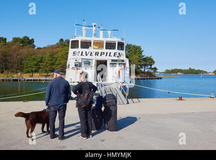 Les passagers avec un chien en attente d'embarquement sur le ferry sur une île de l'OTU dans la mer Baltique, l'archipel de Stockholm, Suède, Scandinavie Banque D'Images