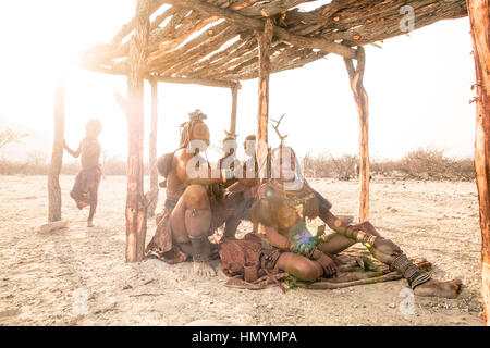 Les femmes Himba se faire coiffer Banque D'Images