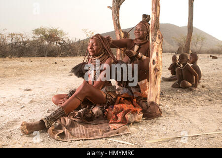 Les femmes Himba se faire coiffer Banque D'Images