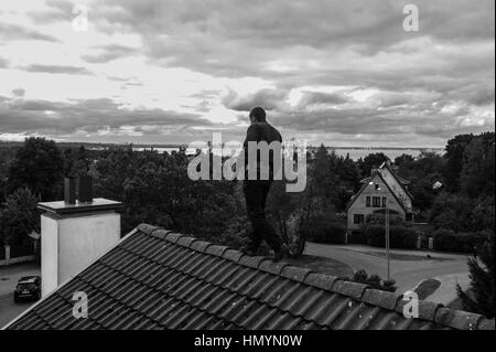 Jürmo (27) travaille sur un toit à Pirita, Tallinn, Estonie, 20 septembre 2016. Banque D'Images