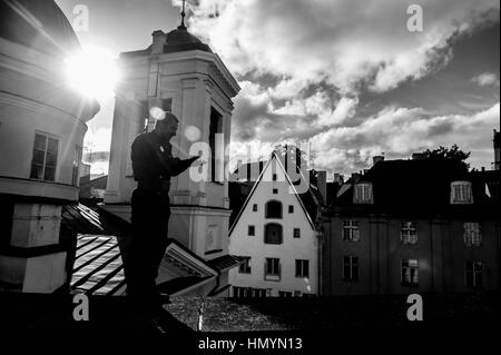 Jürmo (27) travaille sur un toit à Tallinn, Estonie, 20 septembre 2016. Banque D'Images