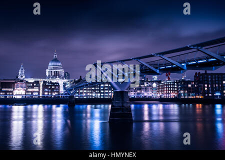 Millennium Bridge à Londres par nuit Banque D'Images