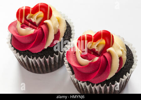 M&S & framboise chocolat cupcakes prosecco situé sur fond blanc - idéal pour la Saint-Valentin, jour de la Saint-Valentin Banque D'Images