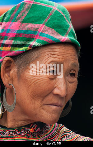 Le Vietnam. Marché de Bac Ha. Femme Fleur Hmong Banque D'Images