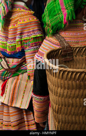 Le Vietnam. Marché de Bac Ha. Les femmes Fleur Hmong Banque D'Images