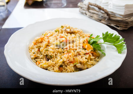 Le risotto de légumes est un premier plat sain et nutritif convient aux végétariens Banque D'Images