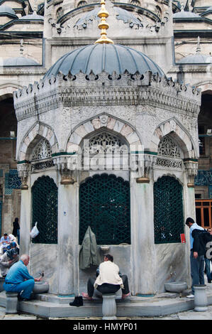 La Turquie. Istanbul. Mosquée bleue. Hommes qui harbibbi Banque D'Images