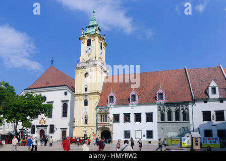 Bratislava (Presbourg) : vieille ville, place principale avec l'ancienne Mairie et l'église des Jésuites (à gauche), , , Slovaquie Banque D'Images