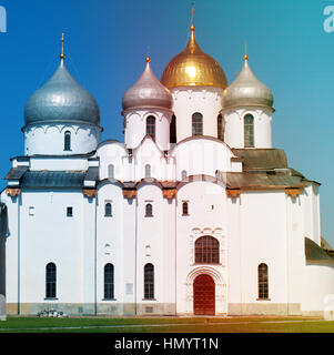 Photos de la Cathédrale Sainte-Sophie à Veliki Novgorod éclairées par le soleil Banque D'Images