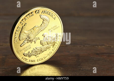 1 once American Gold Eagle bullion coins sur fond de bois Banque D'Images