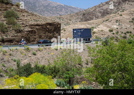 Montagnes de l'Atlas, au Maroc. Le trafic entre Marrakech et Ouarzazate. Banque D'Images