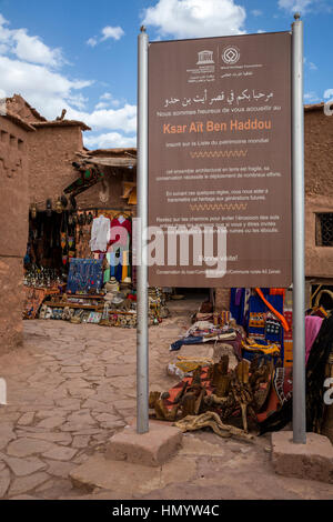 Le Maroc. Inscription L'accueil des visiteurs à Ksar Ait Ben Haddou, un site du patrimoine mondial. Banque D'Images
