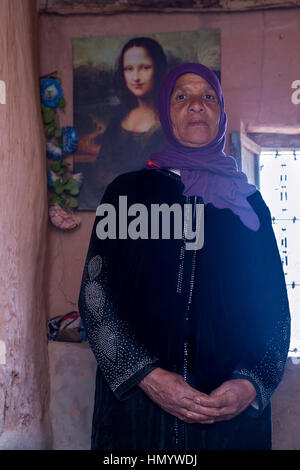 Le Maroc. Femme berbère Amazigh avec Mona Lisa décorer sa chambre, Ksar Ait Benhaddou, un site du patrimoine mondial. Banque D'Images