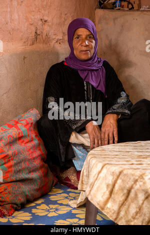 Le Maroc. Femme berbère Amazigh dans sa maison, Ksar Ait Benhaddou, un site du patrimoine mondial. Banque D'Images