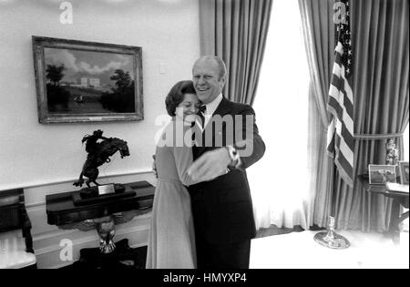 Président américain Gerald Ford hugs Première Dame Betty Ford dans le bureau ovale le 6 décembre 1974 à Washington, DC. Banque D'Images