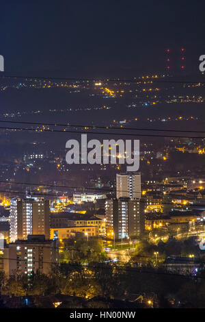 Petite ville dans l'obscurité. Il s'agit d'Sowerby Bridge dans le West Yorkshire, au Royaume-Uni. Pris par le côté de la colline de Borland juste à côté de la ville. Banque D'Images