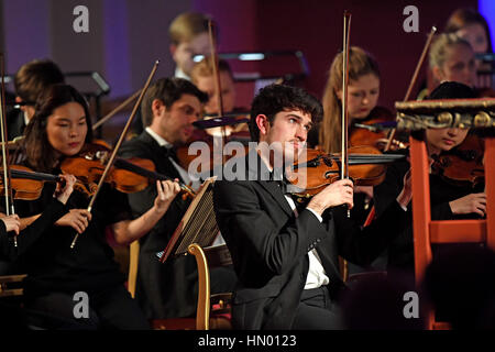 L'orchestre joue comme le Prince de Galles accueille un gala pour le Collège Royal de Musique à Buckingham Palace, Londres. Banque D'Images