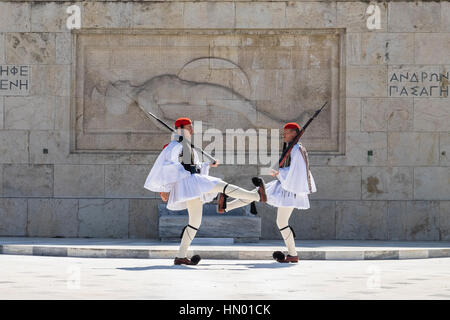 L'évolution des gardiens, Evzones devant le Tombeau du Soldat inconnu, la Place Syntagma, Athènes, Grèce Banque D'Images