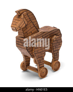 Cheval de Troie en bois sur roues isolé sur fond blanc. Banque D'Images