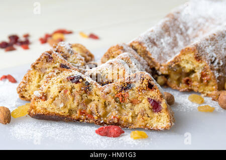 Pain aux fruits faits maison sur un plateau blanc Banque D'Images