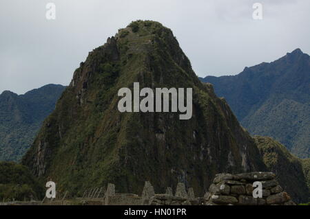 Belle Machu Picchu pendant la saison des pluies en janvier 2017. Le temps était clair, partiellement ensoleillé, et superbe avec un beau fond de nuages. Banque D'Images