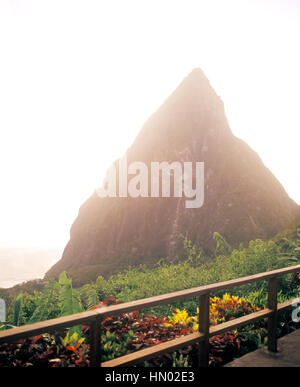 Une vue privée de Petit Piton au coucher du soleil de la Villa B à Ladera Resort. Ladera est considéré comme l'un des meilleurs centres de villégiature dans les Caraïbes. Soufriere, Saint L Banque D'Images