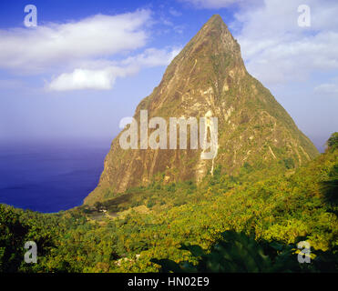 Une vue de Petit Piton et la mer des Caraïbes à partir de la Ladera Resort. Ladera est considéré comme l'un des meilleurs centres de villégiature dans les Caraïbes. La Soufrière, Sainte-Lucie. Banque D'Images