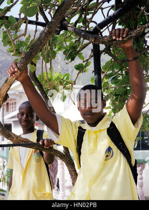 Les étudiants de passer du temps à la place de la ville de Soufrière. Sainte-lucie. Banque D'Images