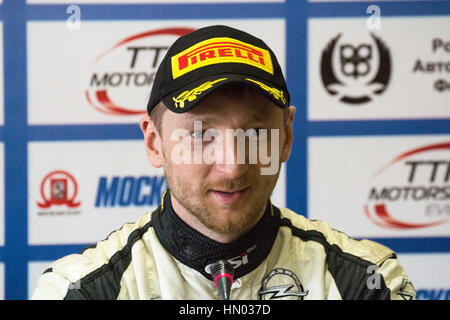 Moscou, Russie - Apr 18, 2015 Pilote : Lukyanuk Alexey lors d'une conférence de presse après le Rallye Masters Show 2015. Banque D'Images