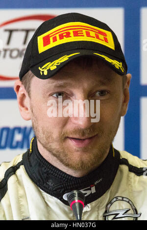 Moscou, Russie - Apr 18, 2015 Pilote : Lukyanuk Alexey lors d'une conférence de presse après le Rallye Masters Show 2015. Banque D'Images