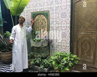 L'homme à la Casbah berbère dans la Medina de Tanger, Maroc. Banque D'Images