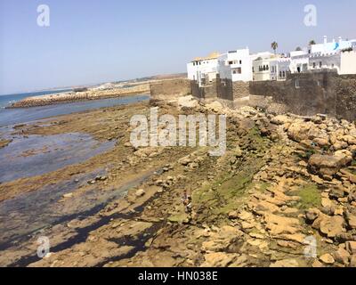 Vue sur l'océan dans la station ville fortifiée d'Asilah, au Maroc, près de Tanger. Banque D'Images