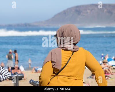 Femme portant le hijab, casquettes porté par les femmes musulmanes, sur la plage en Espagne Banque D'Images