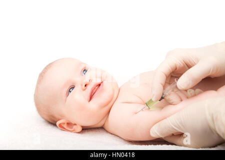 Pédiatre donnant une petite fille de trois mois, l'injection intramusculaire dans le bras. À l'enfant à un médecin gaiement Banque D'Images