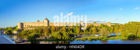 La forteresse Ivangorod se tenir sur les rives de la rivière Narva. La fortification médiévale sur la frontière d'État russo-estoniennes. La Russie Banque D'Images