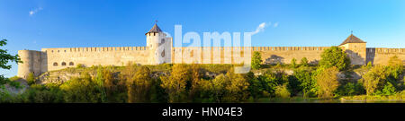 La forteresse Ivangorod se tenir sur les rives de la rivière Narva. La fortification médiévale sur la frontière d'État russo-estoniennes. La Russie Banque D'Images