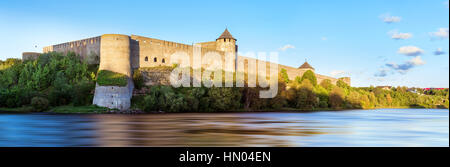 La forteresse Ivangorod se tenir sur les rives de la rivière Narva. La fortification médiévale sur la frontière d'État russo-estoniennes. La Russie Banque D'Images