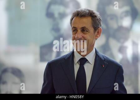 Buenos Aires, Argentine - 6 mai 2016 : l'ancien président français et de la tête de la France, Nicolas Sarkozy bénéficiait du large Les parties au cours d'une visite à la forme Banque D'Images