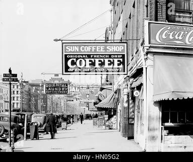 WALKER EVANS (1903-1975), photographe américain. Afficher le long de Canal Street, La Nouvelle-Orléans, en 1935 Banque D'Images